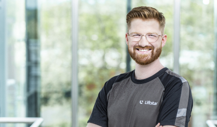 Strahlend lächelnder Liftstar Servicetechniker