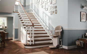 Moderner Treppenlift am Fuße einer Treppe