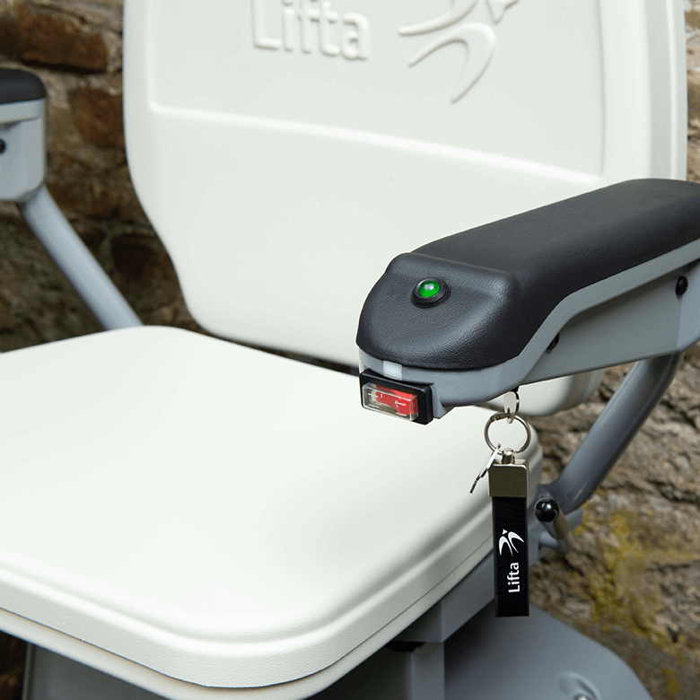 Outdoor Lifta Treppenlift in beige mit Aus-An-Taste und Schlüssel