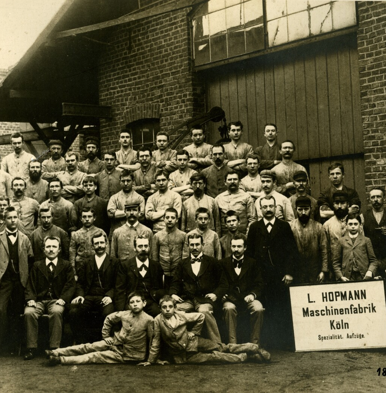 Alte Sepia-Fotografie der Mitarbeiter der L.Hopmann Maschinenfabrik Köln