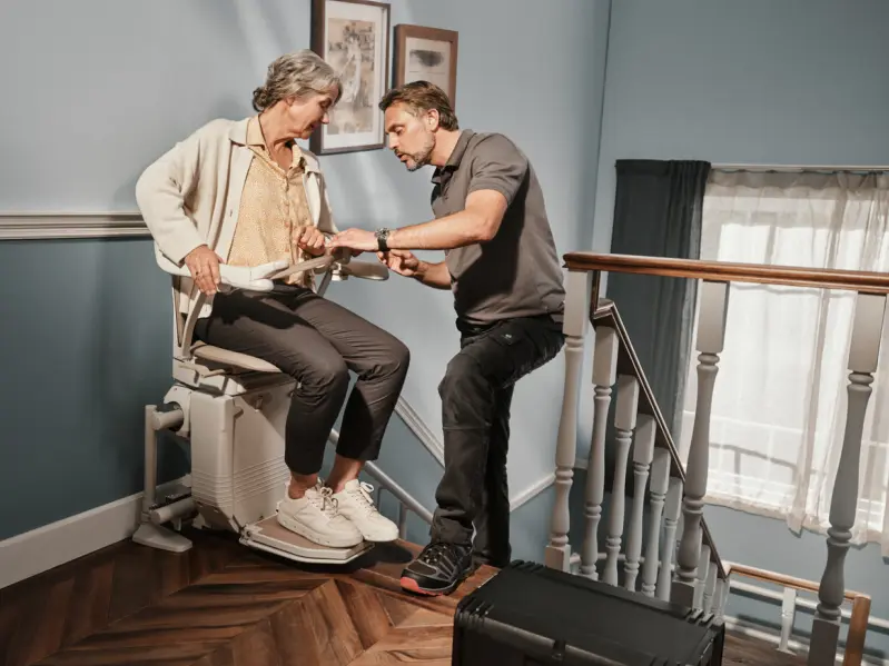 lift-hilfsbereitschaft.png Ein Techniker erklärt einer Kundin die Funktionsweise ihres Treppenlifts