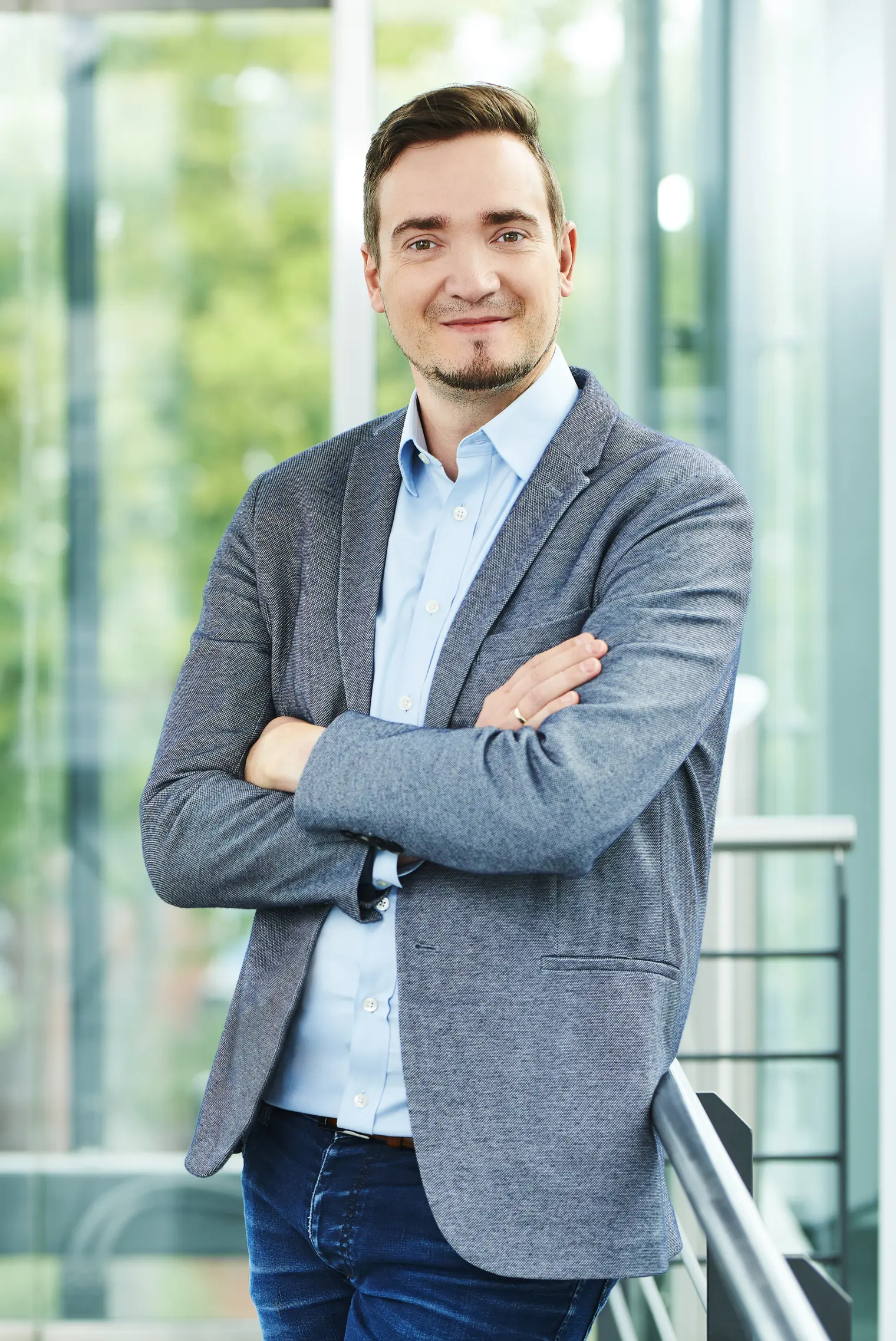 Liftstar Mitarbeiter David Rosenbaum: lächelnder Herr mit verschränkten Armen