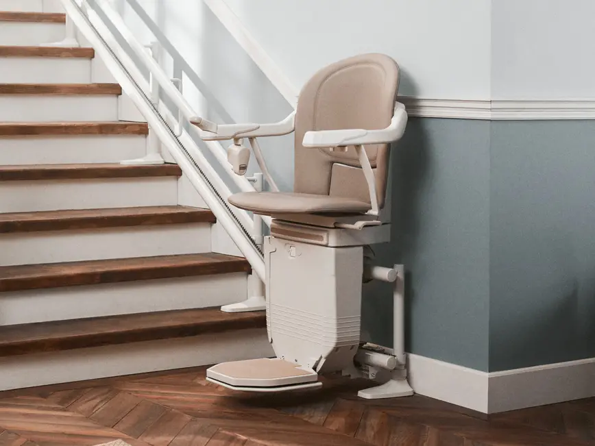 Moderner Treppenlift am Fuße einer Treppe