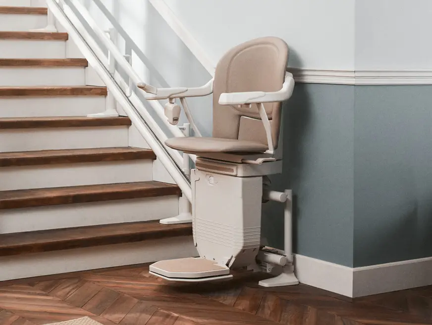 Moderner Treppenlift am Fuße einer Treppe