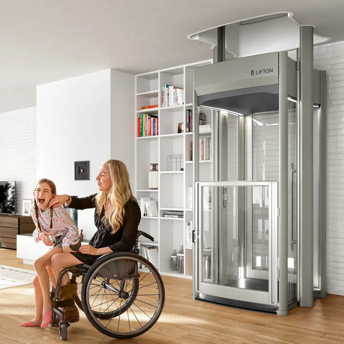 Frau im Rollstuhl mit junger Tochter auf dem Schoß vor einem modernen Homelift