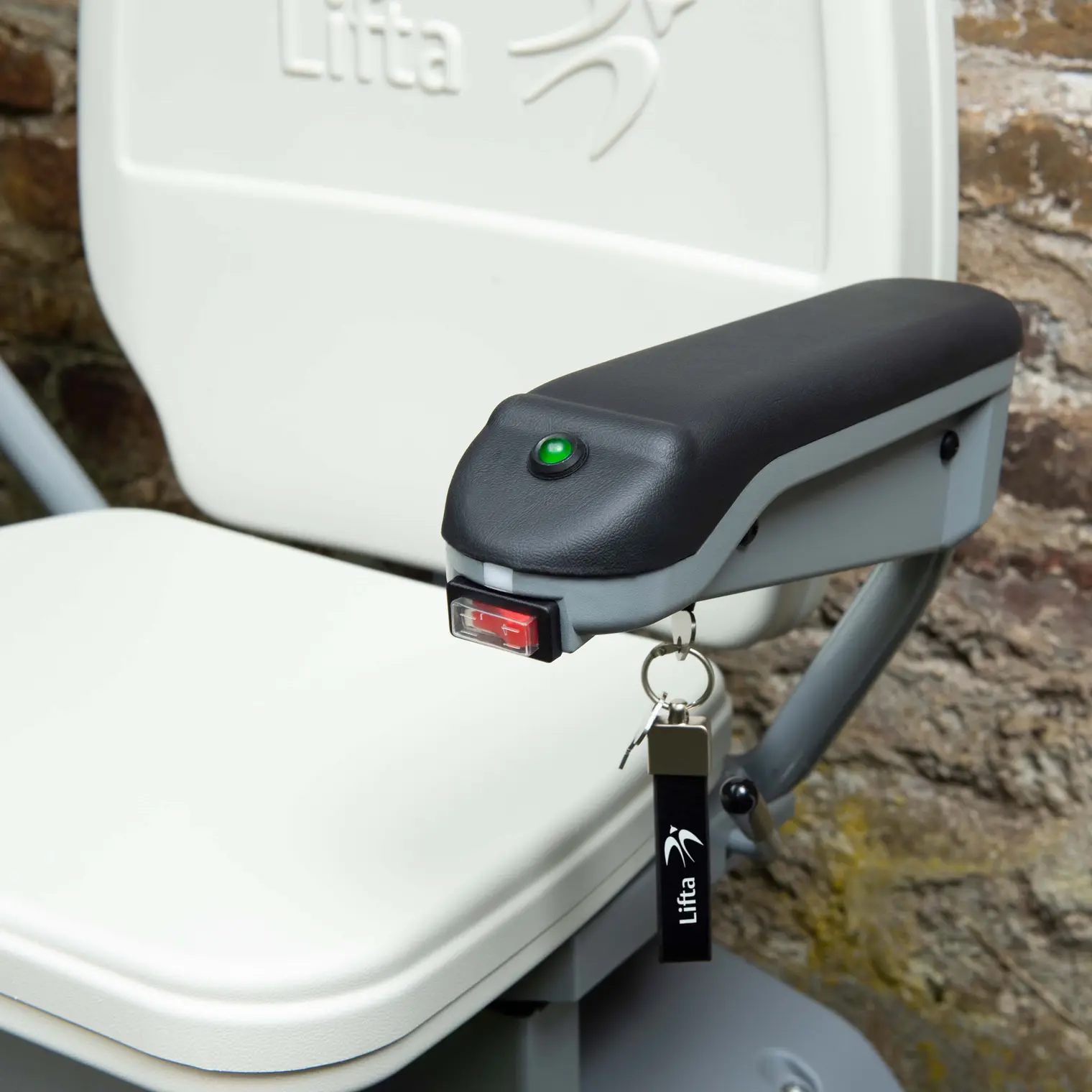 Outdoor Lifta Treppenlift in beige mit Aus-An-Taste und Schlüssel