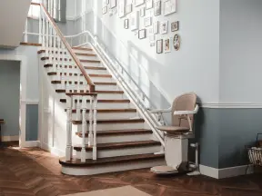 sitzlift.jpg Moderner Treppenlift am Fuße einer Treppe