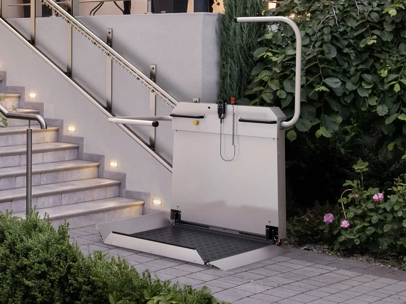 Plattformlift für Rollstuhlfahrer von sani-trans am Ende einer beleuchteten Außentreppe