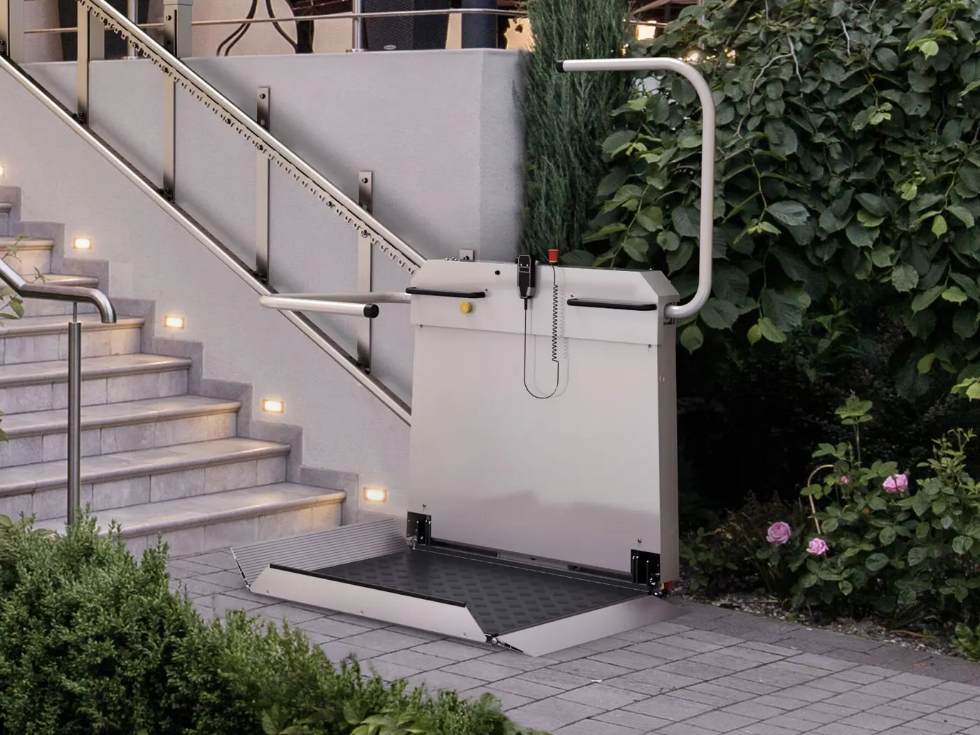 Plattformlift für Rollstuhlfahrer von sani-trans am Ende einer beleuchteten Außentreppe