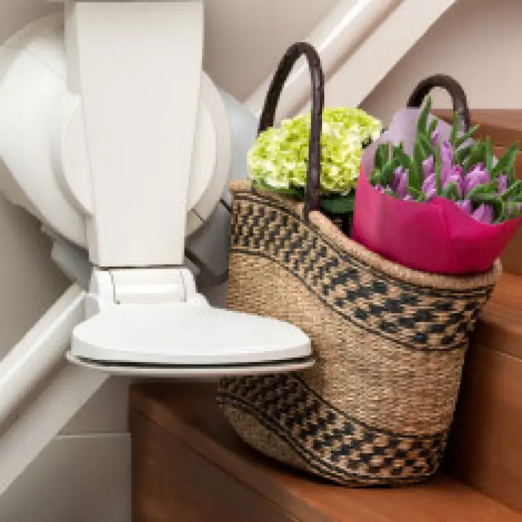 faq-sicherheitsfeatures.png Korb mit Blumen auf der Treppe als Hindernis für einen Treppenlift