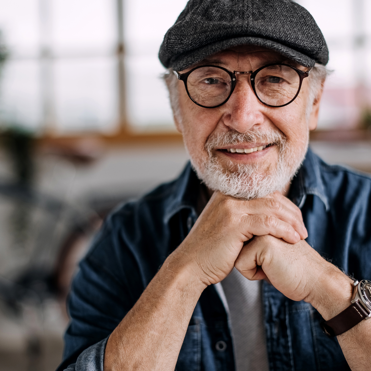 tab-vertikal-innovation.png Älterer Herr mit Bart, Brille und Schiefermütze schaut lächelnd in die Kamera