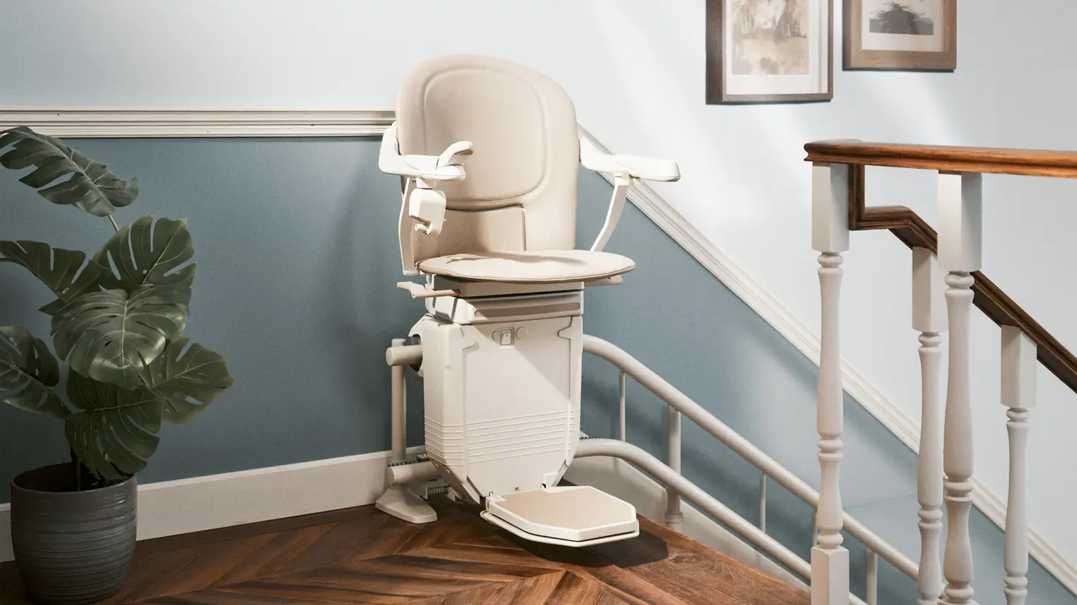 Beiger Treppenlift von Lifta am oberen Ende einer Treppe vor hellblauer Wand