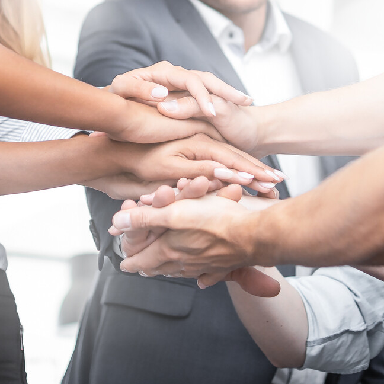 tab-vertikal-engagement.png Mehrere Hände aufeinander gestapelt