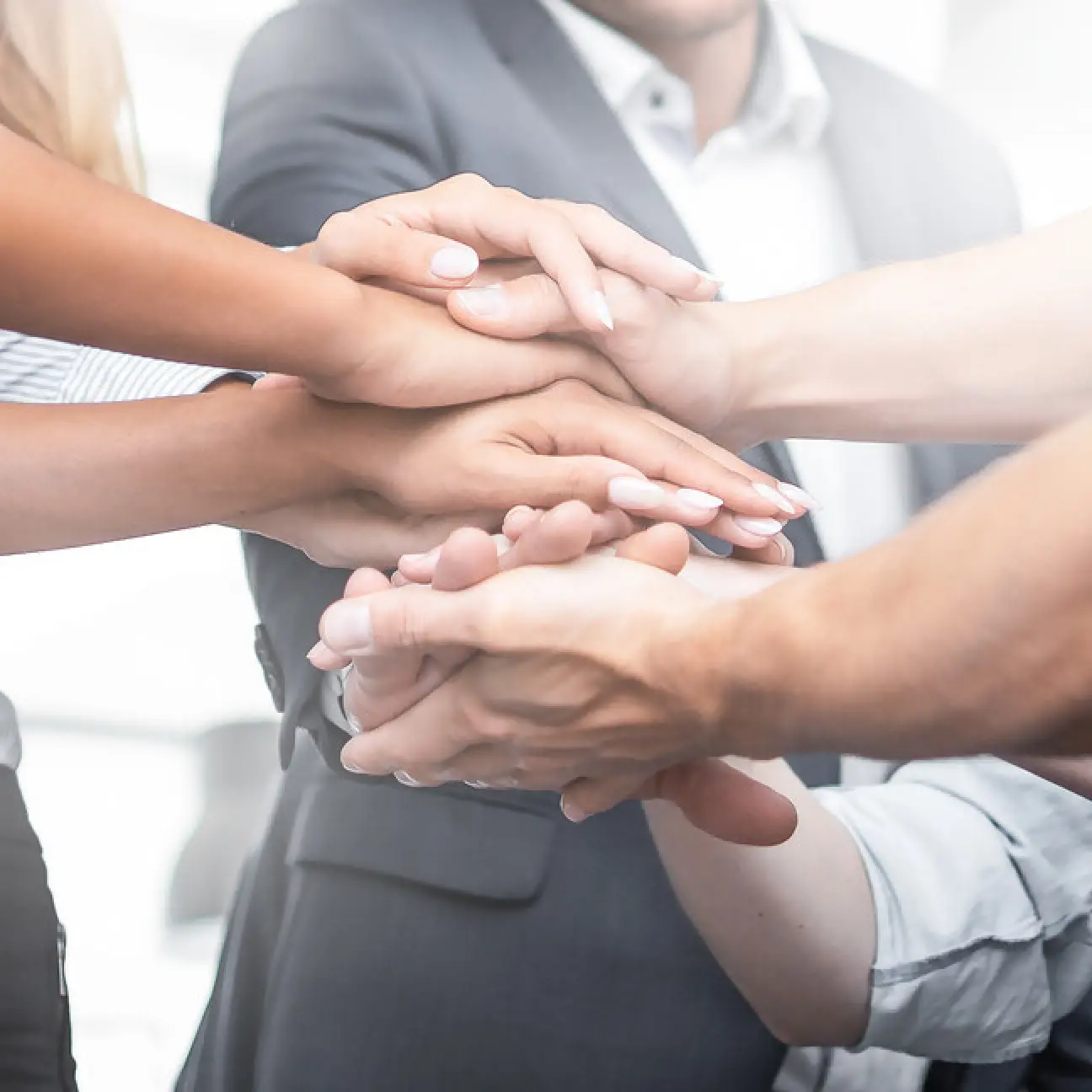 tab-vertikal-engagement.png Mehrere Hände aufeinander gestapelt