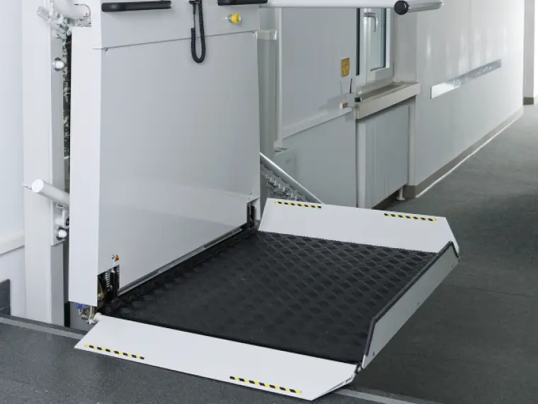 homelift-7.png Detailansicht eines Rollstuhllifts in einem öffentlichen Gebäude