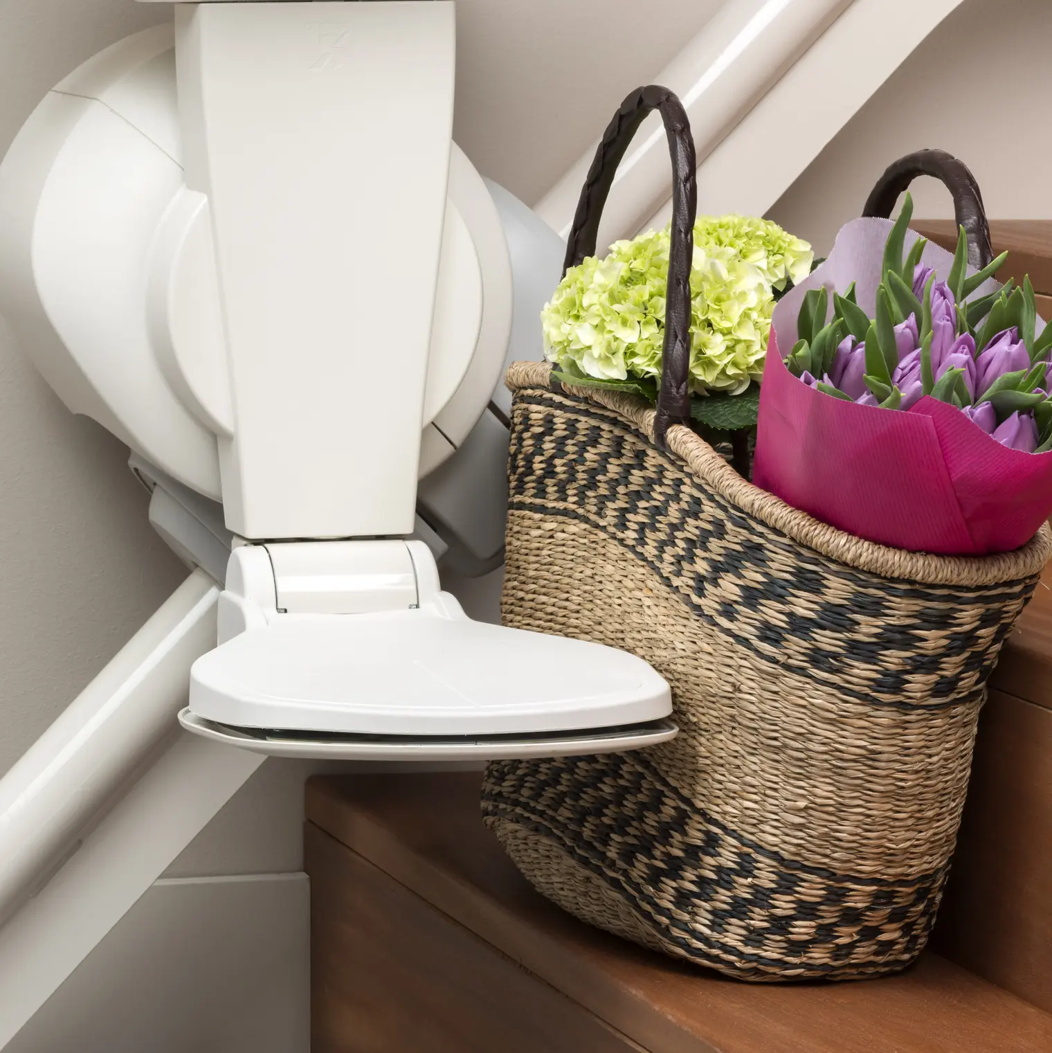 Korb mit Blumen auf der Treppe als Hindernis für einen Treppenlift
