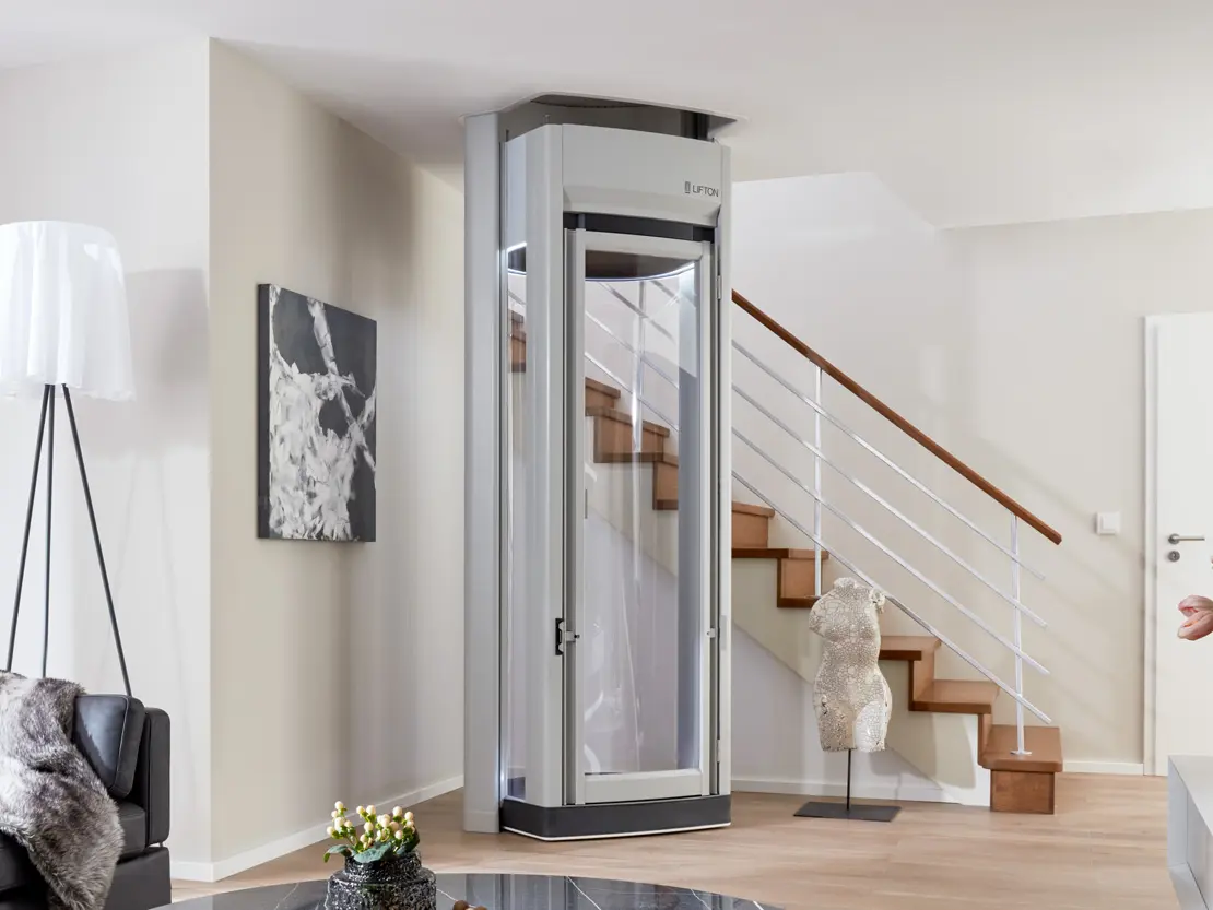 Moderner Homelift von Lifton im Treppenhaus eines Einfamilienhauses
