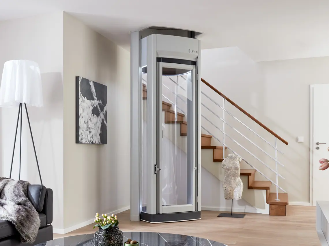 Moderner Homelift von Lifton im Treppenhaus eines Einfamilienhauses