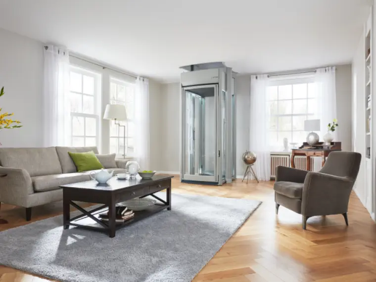 homelift-3.png Einbau eines Homelifts in einem modernen Wohnzimmer eines Einfamilienhauses