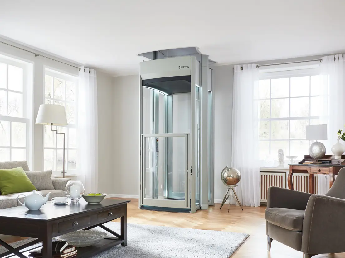 Einbau eines Homelifts in einem modernen Wohnzimmer eines Einfamilienhauses