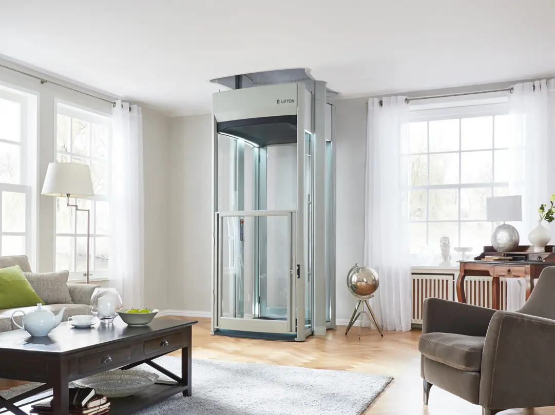 Einbau eines Homelifts in einem modernen Wohnzimmer eines Einfamilienhauses