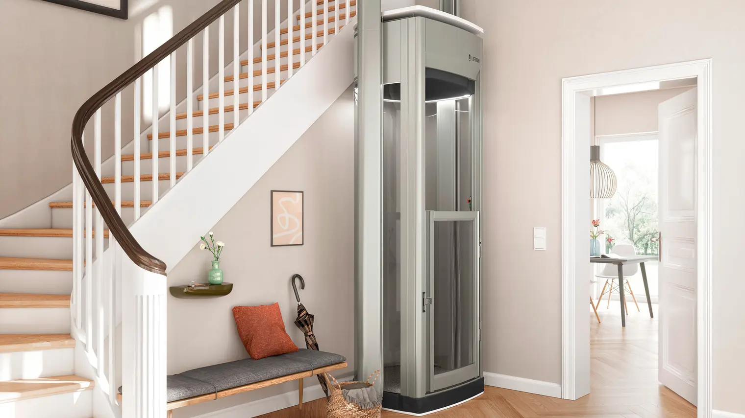 Heller Eingangsbereich eines Wohnhauses mit einer weißen Holztreppe auf der linken Seite, darunter eine schmale Sitzbank mit grauem Polster, Kissen und einem Regenschirm. Daneben steht ein kompakter, verglaster Plattformlift in einem schmalen Schacht. Rechts führt eine offene Tür in einen freundlichen Essbereich mit Tisch und Stühlen; der Boden ist mit hellem Parkett ausgelegt.