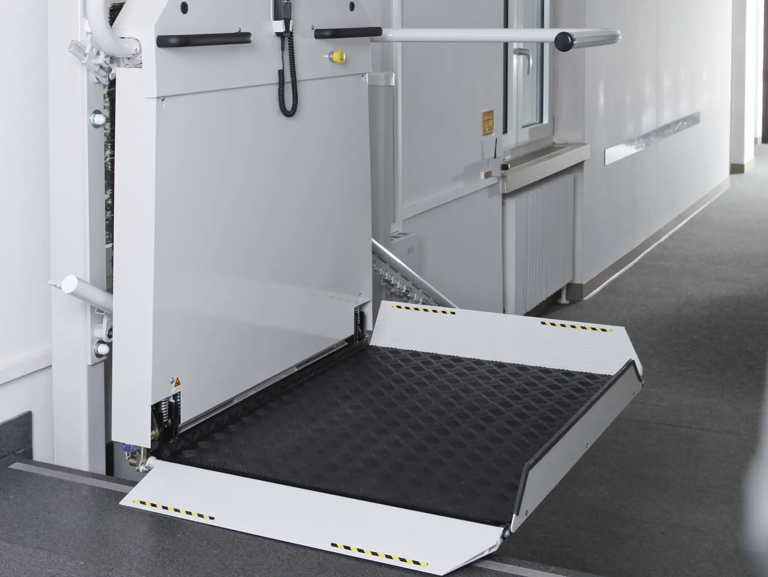 Detailansicht eines Rollstuhllifts in einem öffentlichen Gebäude