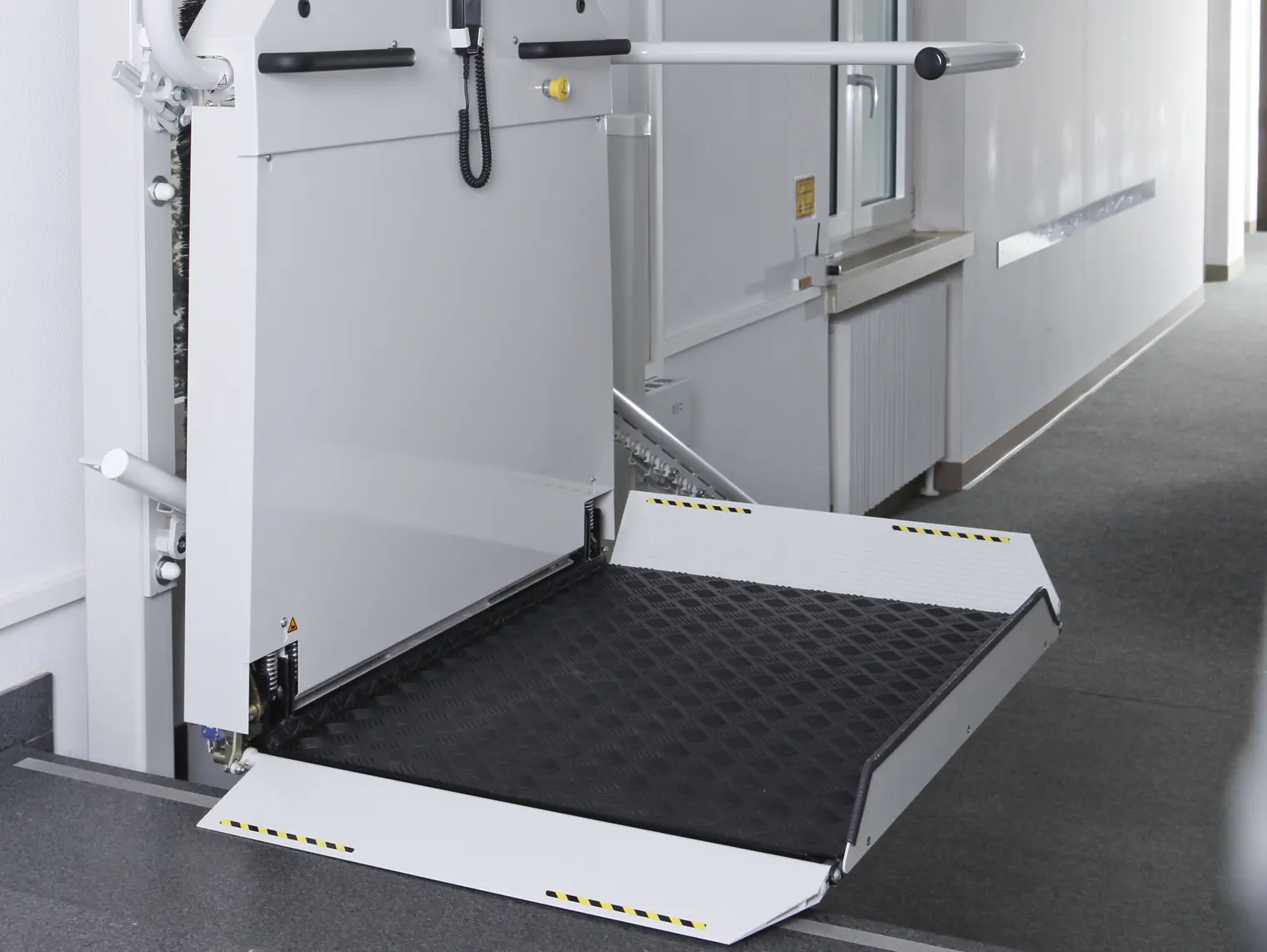 Detailansicht eines Rollstuhllifts in einem öffentlichen Gebäude