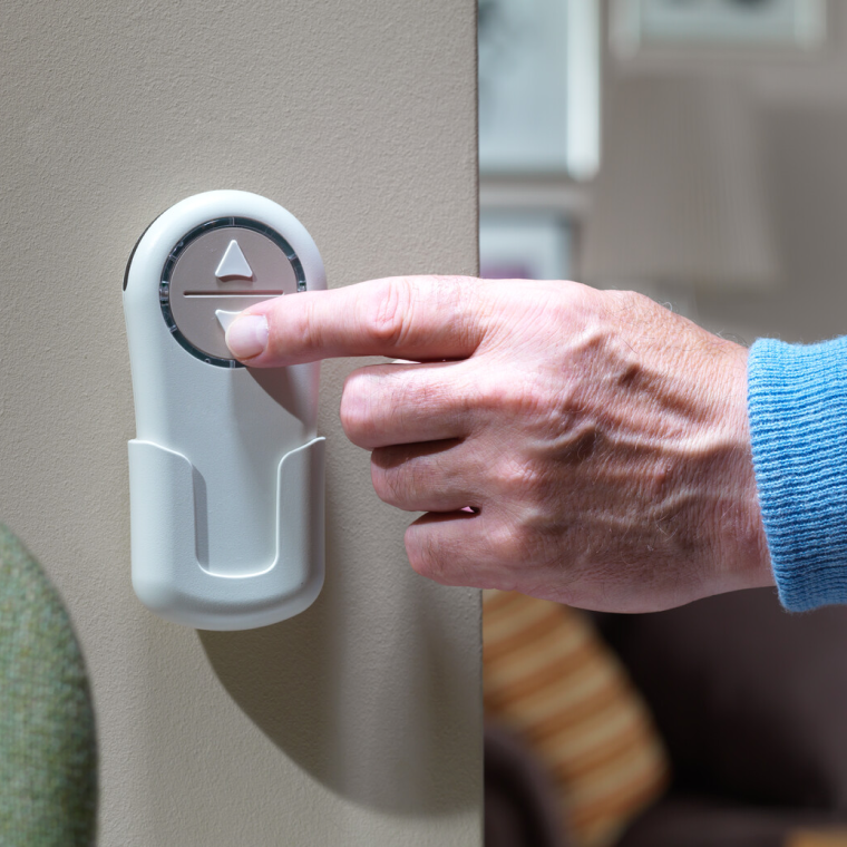 faq-fernbedienung.png Nahaufnahme einer Treppenlift-Fernbedienung