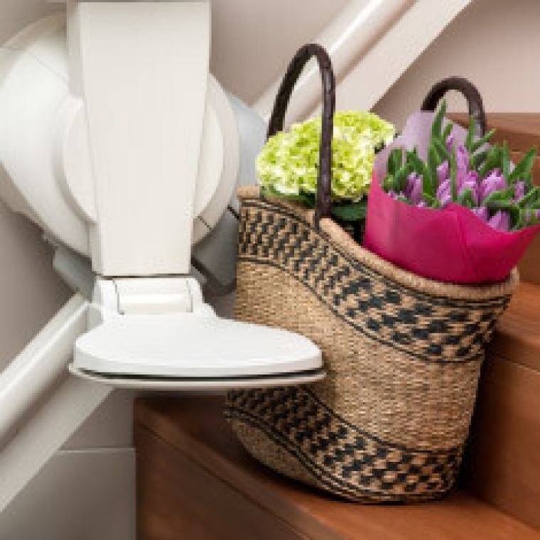 faq-sicherheitsfeatures.png Korb mit Blumen auf der Treppe als Hindernis für einen Treppenlift