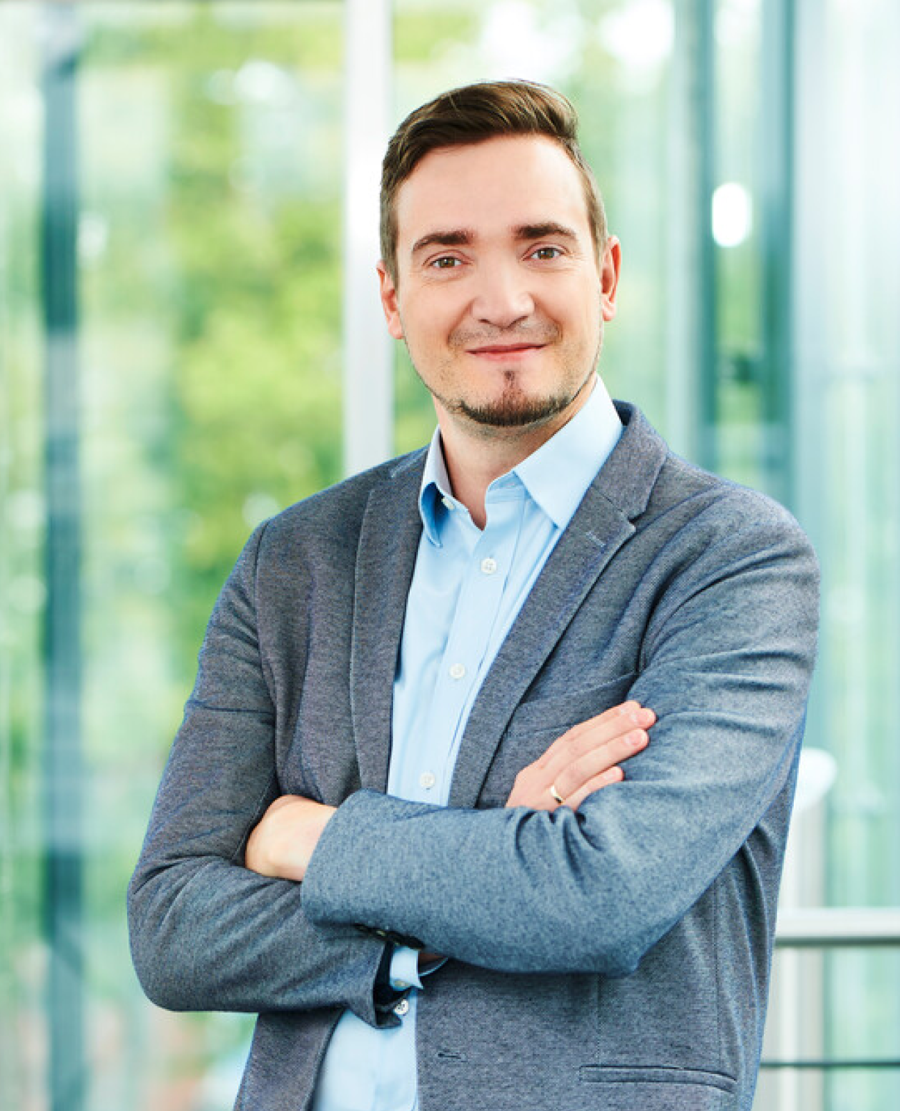 liftstar-david-rosenbaum.png Liftstar Mitarbeiter David Rosenbaum: lächelnder Herr mit verschränkten Armen